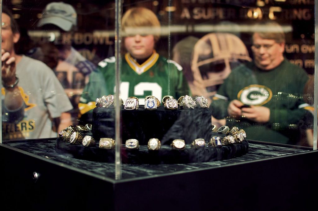 1280px-Super_Bowl_rings_on_display